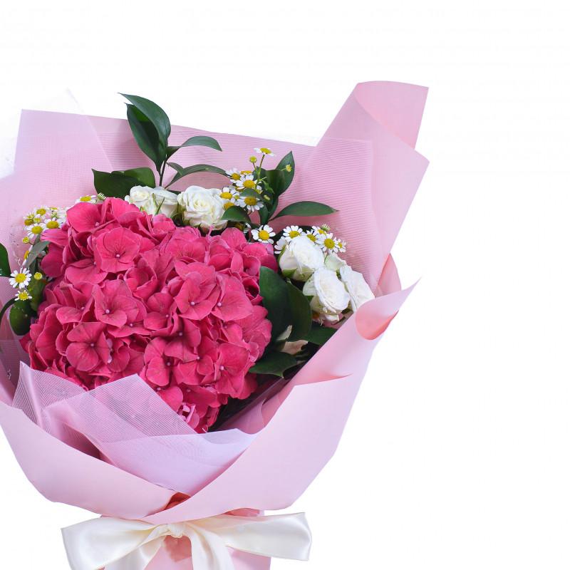 Một bó hoa gồm nhiều loại hoa và màu sắc khác nhau, rực rỡ và tươi vui, thể hiện sự đa dạng trong tình yêu